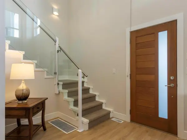 7948 Lochside Dr, Central Saanich, BC V8M 0B9