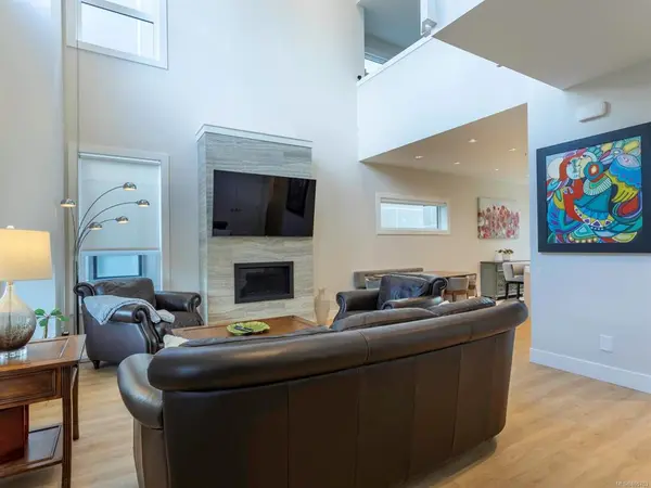 7948 Lochside Dr, Central Saanich, BC V8M 0B9