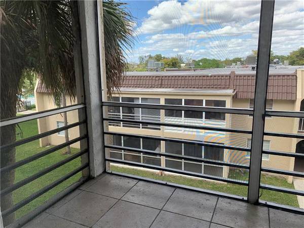 Coral Springs, FL 33065,2700 Riverside Dr  #304-B