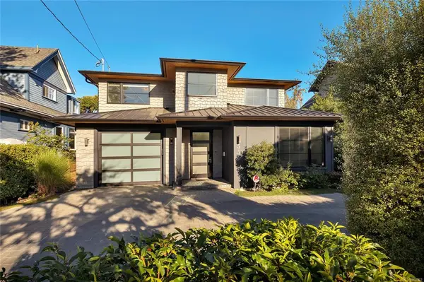 555 Harbinger Ave,  Victoria,  BC V8V 4H9