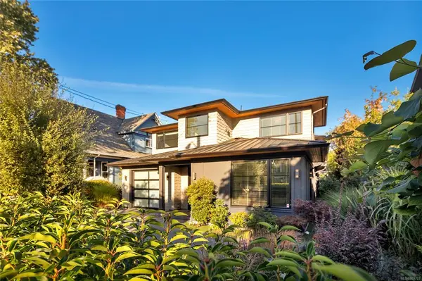 555 Harbinger Ave, Victoria, BC V8V 4H9