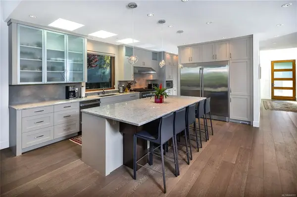 555 Harbinger Ave, Victoria, BC V8V 4H9