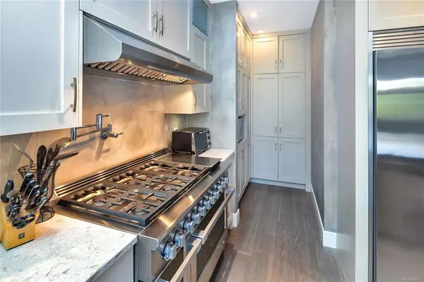 555 Harbinger Ave, Victoria, BC V8V 4H9