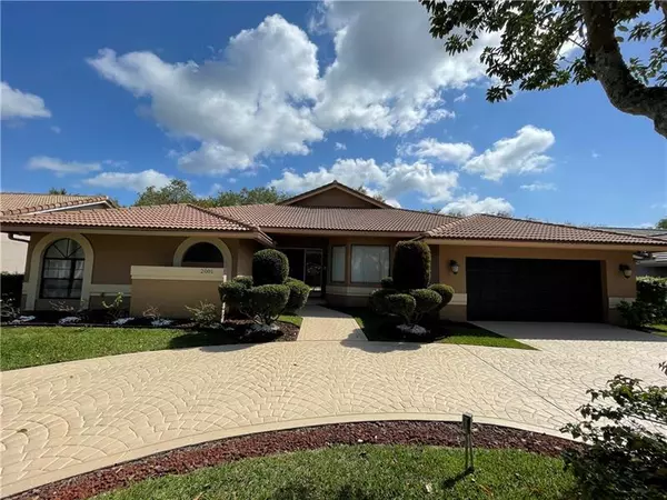 2001 Oakmont Ter, Coral Springs, FL 33071