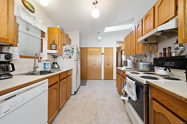 2105 Pemberton Pl, Comox, BC V9M 3P8