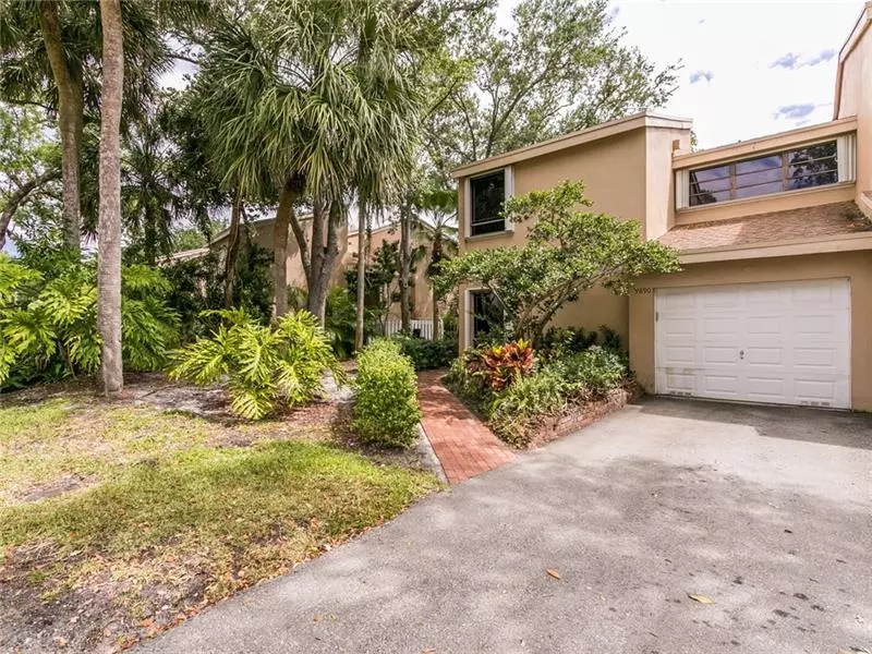 9890 Fairway Cove Ln, Plantation, FL 33324