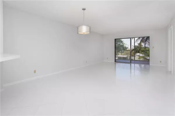 Pompano Beach, FL 33069,2205 S Cypress Bend Dr  #302