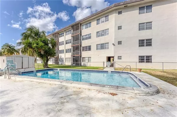 Deerfield Beach, FL 33064,4311 Crystal Lake Dr  #120