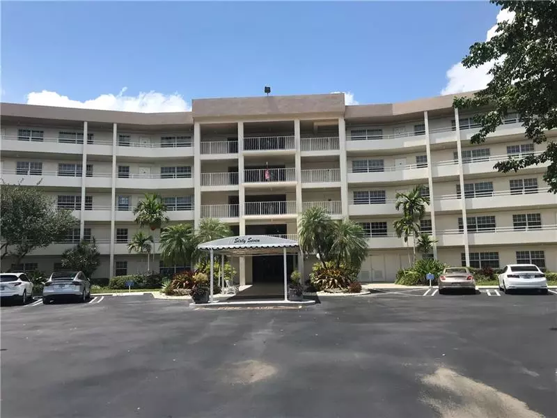 Pompano Beach, FL 33069,555 Oaks Ln  #302