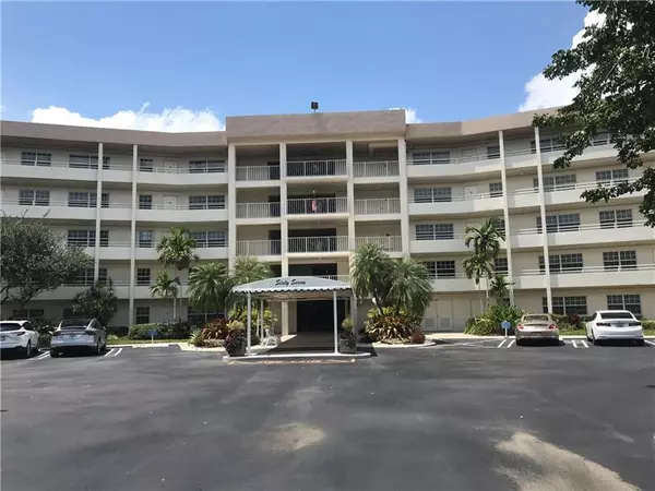 555 Oaks Ln  #302, Pompano Beach, FL 33069