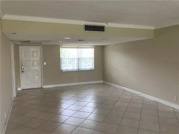 Pompano Beach, FL 33069,555 Oaks Ln  #302