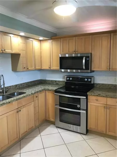 Pompano Beach, FL 33069,555 Oaks Ln  #302