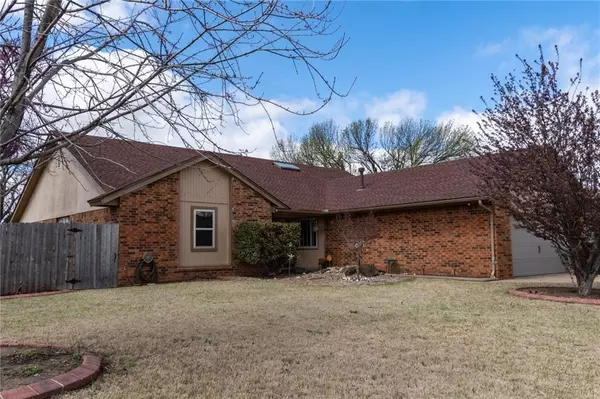 1301 Smoking Tree Street, Moore, OK 73160