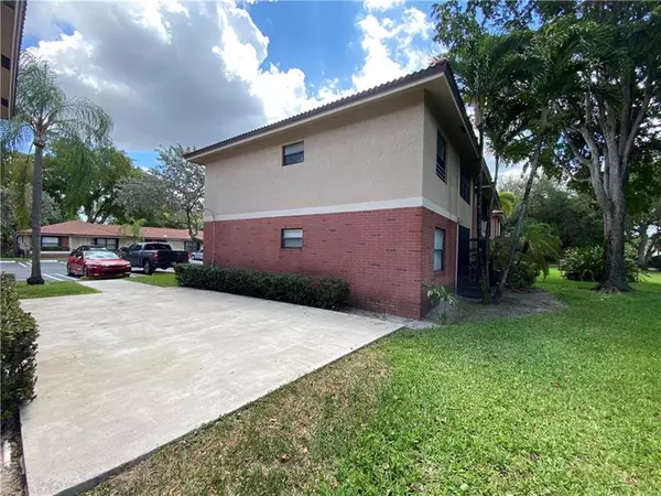 Coral Springs, FL 33071,9643 NW 4th St  #5B