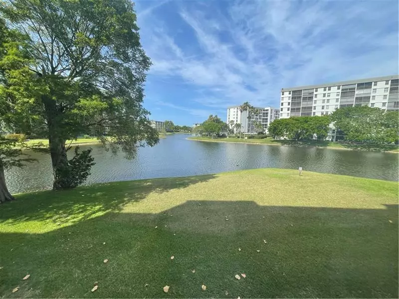 Pompano Beach, FL 33069,2309 S Cypress Bend Dr  #213