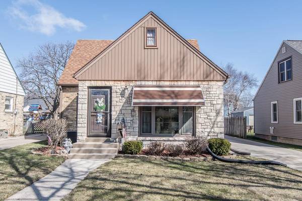 2906 E Allerton Ave, Saint Francis, WI 53235