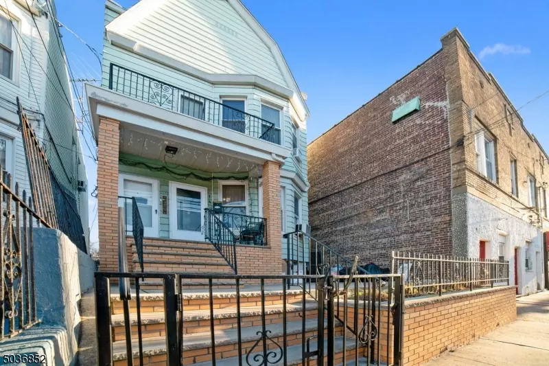 Jersey City, NJ 07305,140 STERLING AVE