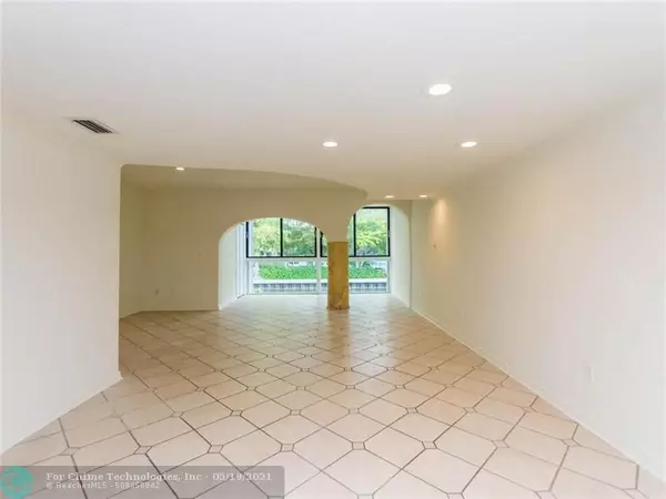 North Miami Beach, FL 33160,3745 NE 171st St  #59