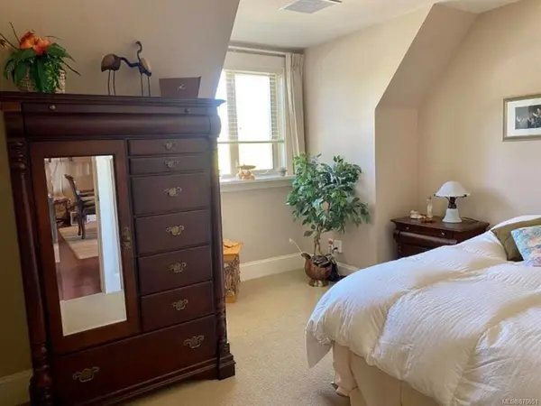 222 2nd Ave #301, Qualicum Beach, BC V9K 0A4