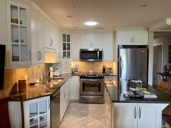 222 2nd Ave #301, Qualicum Beach, BC V9K 0A4