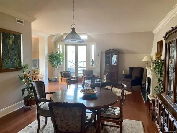 222 2nd Ave #301, Qualicum Beach, BC V9K 0A4