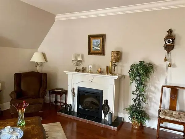 222 2nd Ave #301, Qualicum Beach, BC V9K 0A4