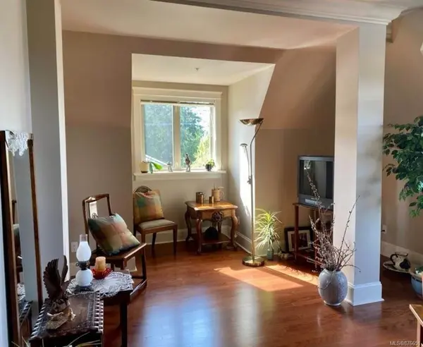 222 2nd Ave #301, Qualicum Beach, BC V9K 0A4