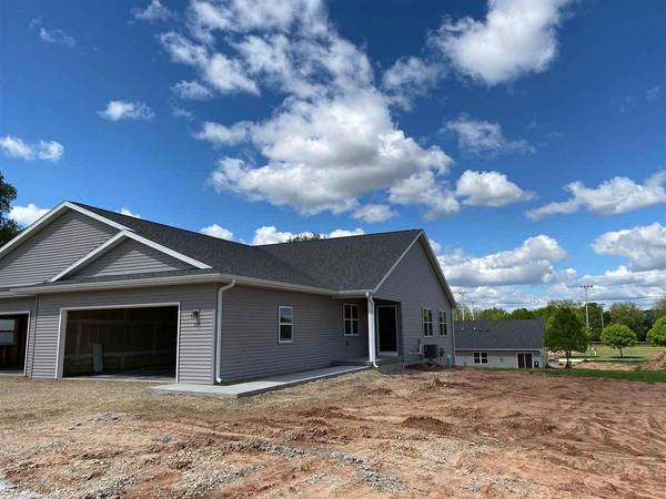 536 River Dr, Berlin, WI 54923