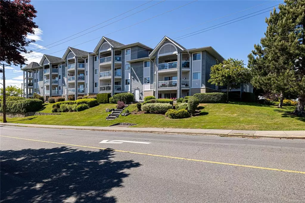 Saanich, BC V8X 5A4,3206 Alder St #304