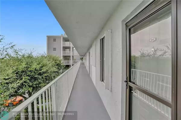 Pompano Beach, FL 33069,2222 N Cypress Bend Dr  #309