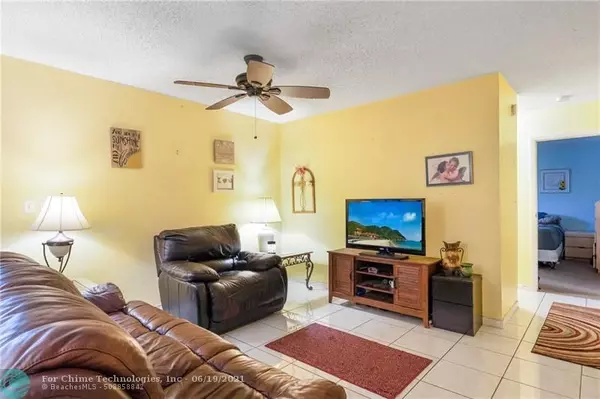 Margate, FL 33063,325 W Laurel Dr  #5L