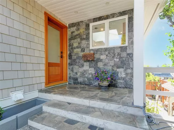 Oak Bay, BC V8S 4V2,1957 Hampshire Rd