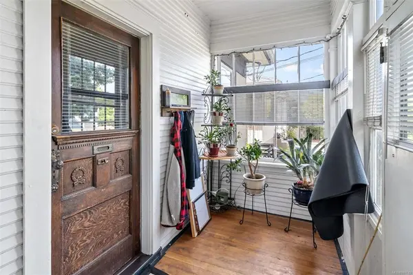 2546 Shelbourne St, Victoria, BC V8R 4L5