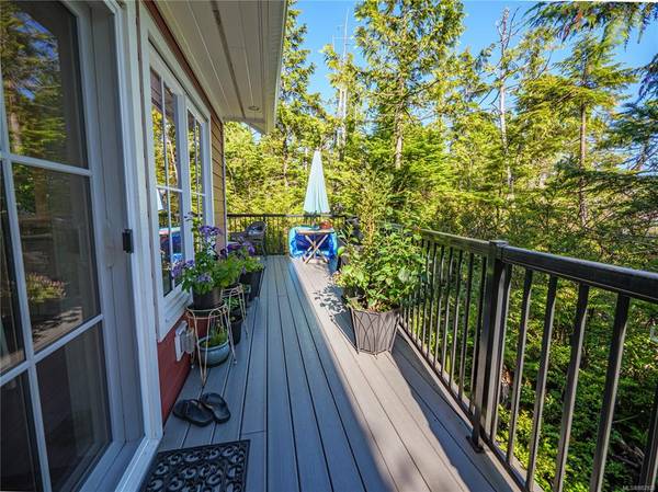 Ucluelet, BC V0R 3A0,827 Lorne White Pl