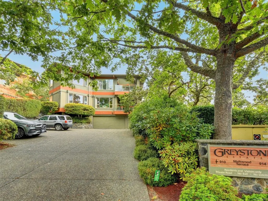 910 Maltwood Terr #1, Saanich, BC V8X 5G8