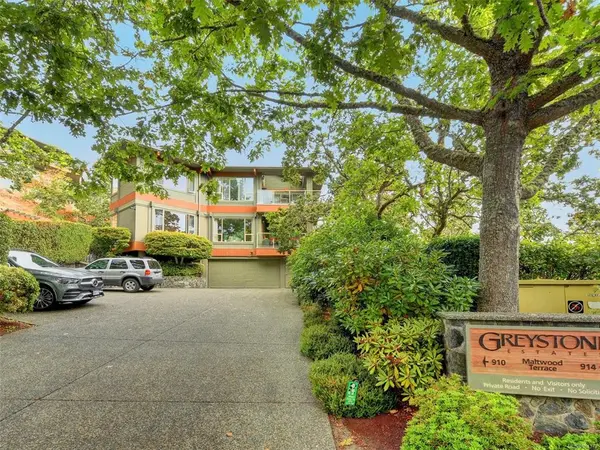 910 Maltwood Terr #1,  Saanich,  BC V8X 5G8