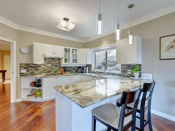 910 Maltwood Terr #1, Saanich, BC V8X 5G8