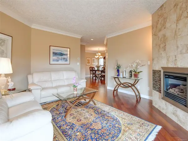 910 Maltwood Terr #1, Saanich, BC V8X 5G8