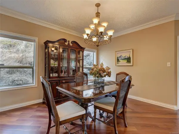 910 Maltwood Terr #1, Saanich, BC V8X 5G8