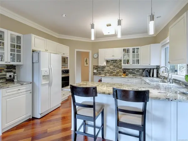 910 Maltwood Terr #1, Saanich, BC V8X 5G8