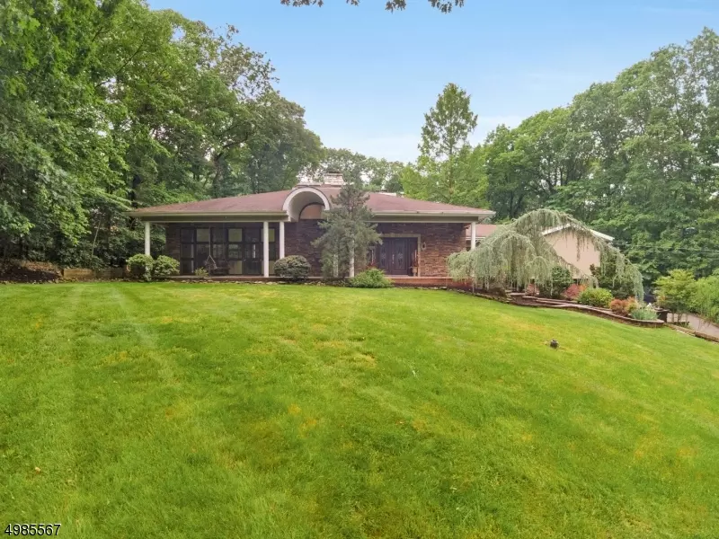 142 Bayberry Ln, Watchung Boro, NJ 07069