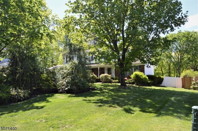 38 Carolyn Ct, East Hanover Twp., NJ 07936