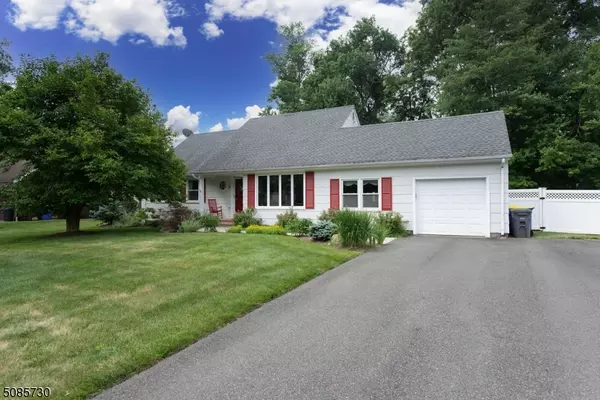 12 Woodcrest Ln, Green Brook Twp., NJ 08812