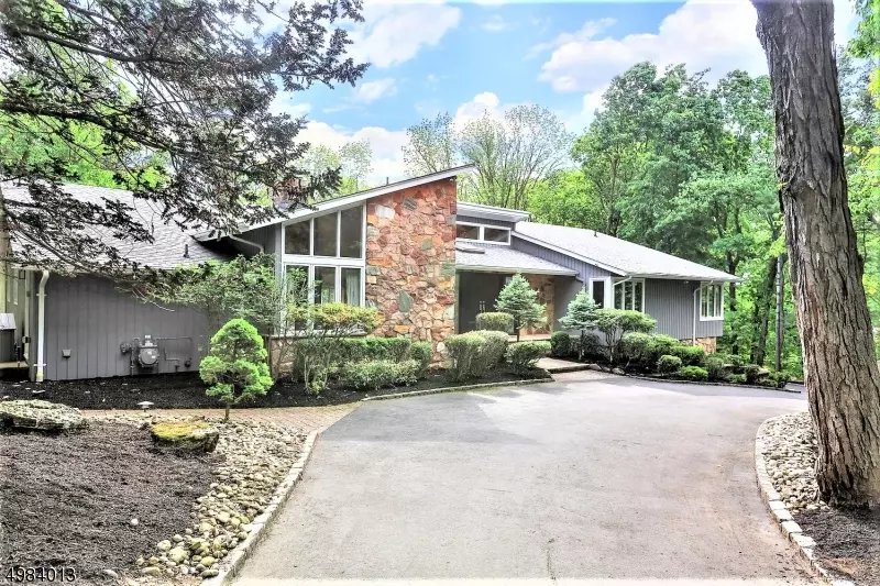 22 CANTERBURY LN, Watchung Boro, NJ 07069