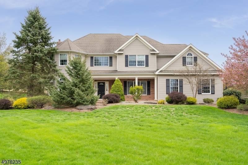 8 BERKSHIRE CT, Clinton Twp., NJ 08833