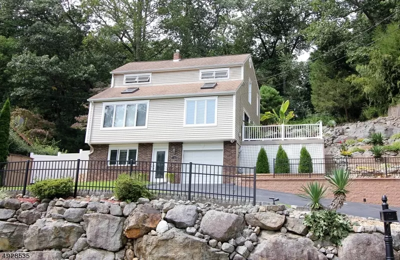 136 Skyline Lakes Dr, Ringwood Boro, NJ 07456