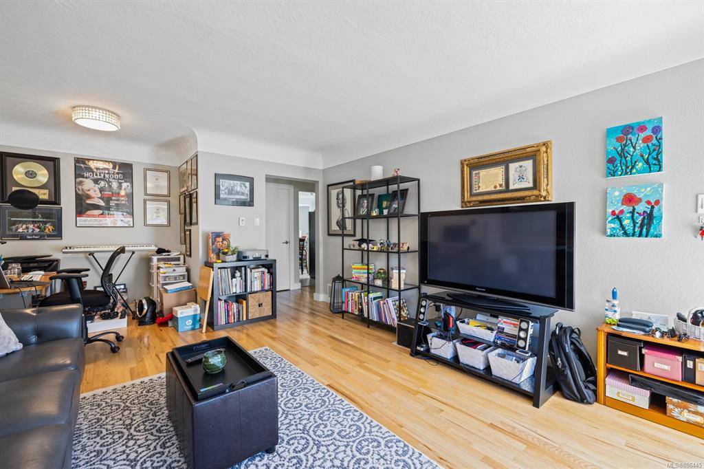 Victoria, BC V8S 4G2,1023/1025 Amphion St