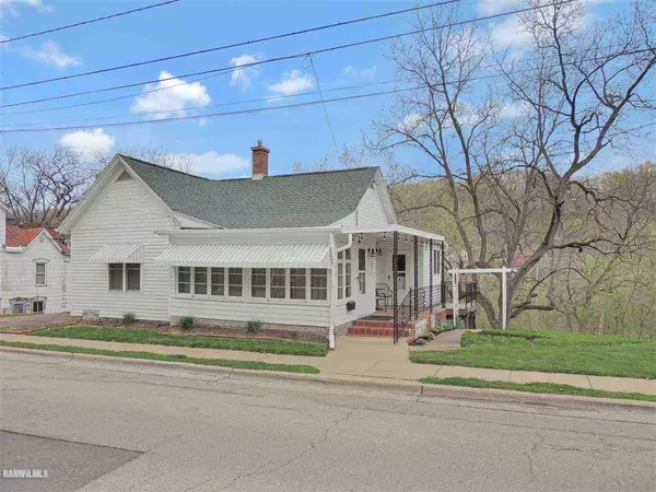 469 Dewey Avenue, Galena, IL 61036