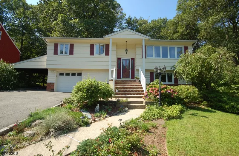 31 Channing Dr, Ringwood Boro, NJ 07456