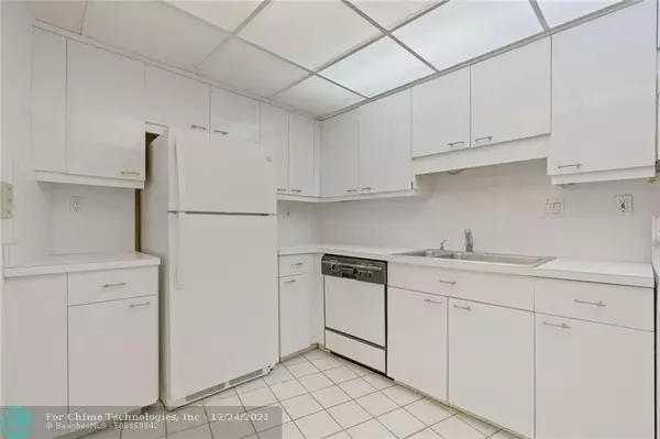 Fort Lauderdale, FL 33316,3000 Holiday Dr  #502